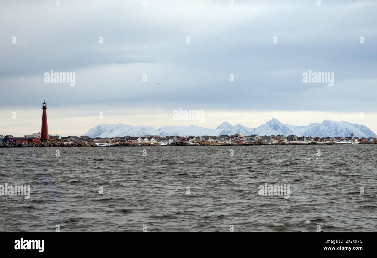 05.04.2023, Andoy, Nordland, Norvège - vue de l'eau à la ville avec le phare Andenes fyr. 00S230405D236CAROEX.JPG [AUTORISATION DU MODÈLE : PAS APP Banque D'Images