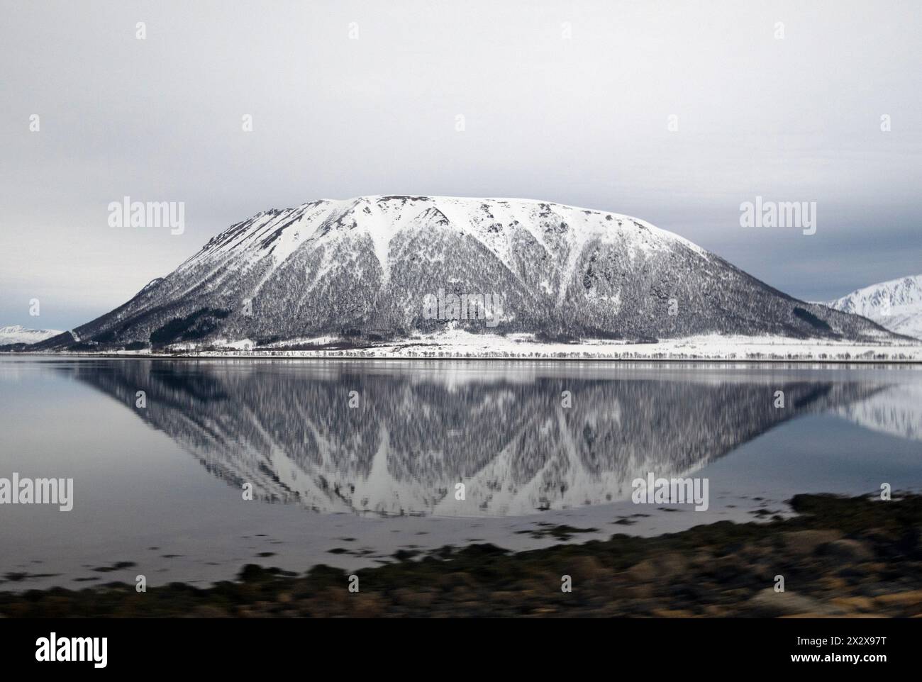 07.04.2023, Andoy, Nordland, Norvège - paysage de montagne sur la côte en hiver. 00S230407D245CAROEX.JPG [AUTORISATION DU MODÈLE : NON APPLICABLE, PROPRIÉTÉ RELE Banque D'Images
