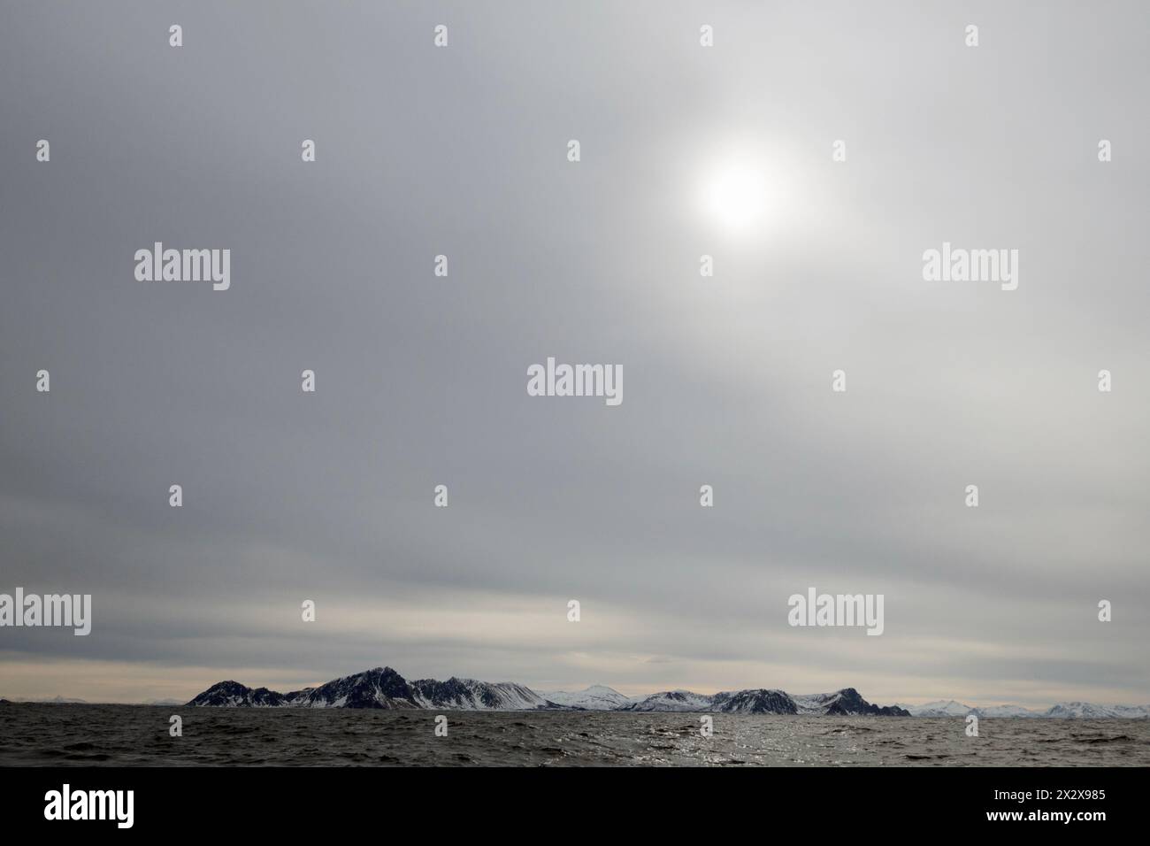 05.04.2023, Andoy, Nordland, Norvège - paysage de montagne sur la côte en hiver. 00S230405D234CAROEX.JPG [AUTORISATION DU MODÈLE : NON APPLICABLE, PROPRIÉTÉ RELE Banque D'Images