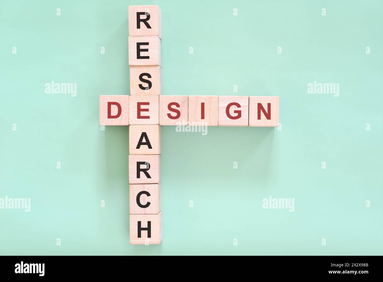 Concept de stratégie de conception de recherche. Blocs en bois mots croisés puzzle plat. Banque D'Images