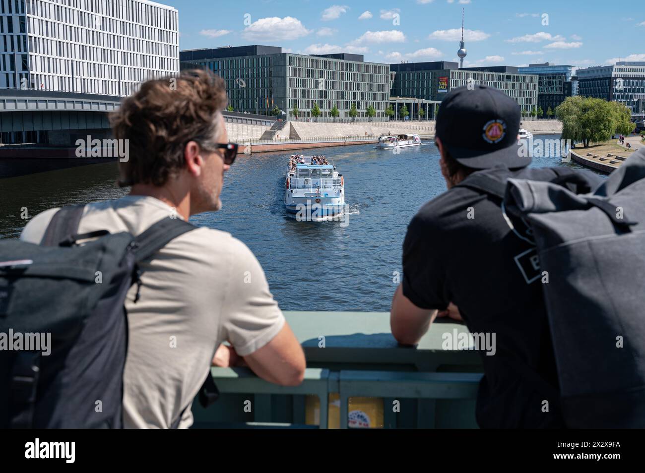 03.07.2022, Berlin, , Allemagne - Europe - vue du Gustav-Heinemann-Bruecke au Spreebogen avec des bateaux d'excursion sur la Spree dans le gouvernement Banque D'Images