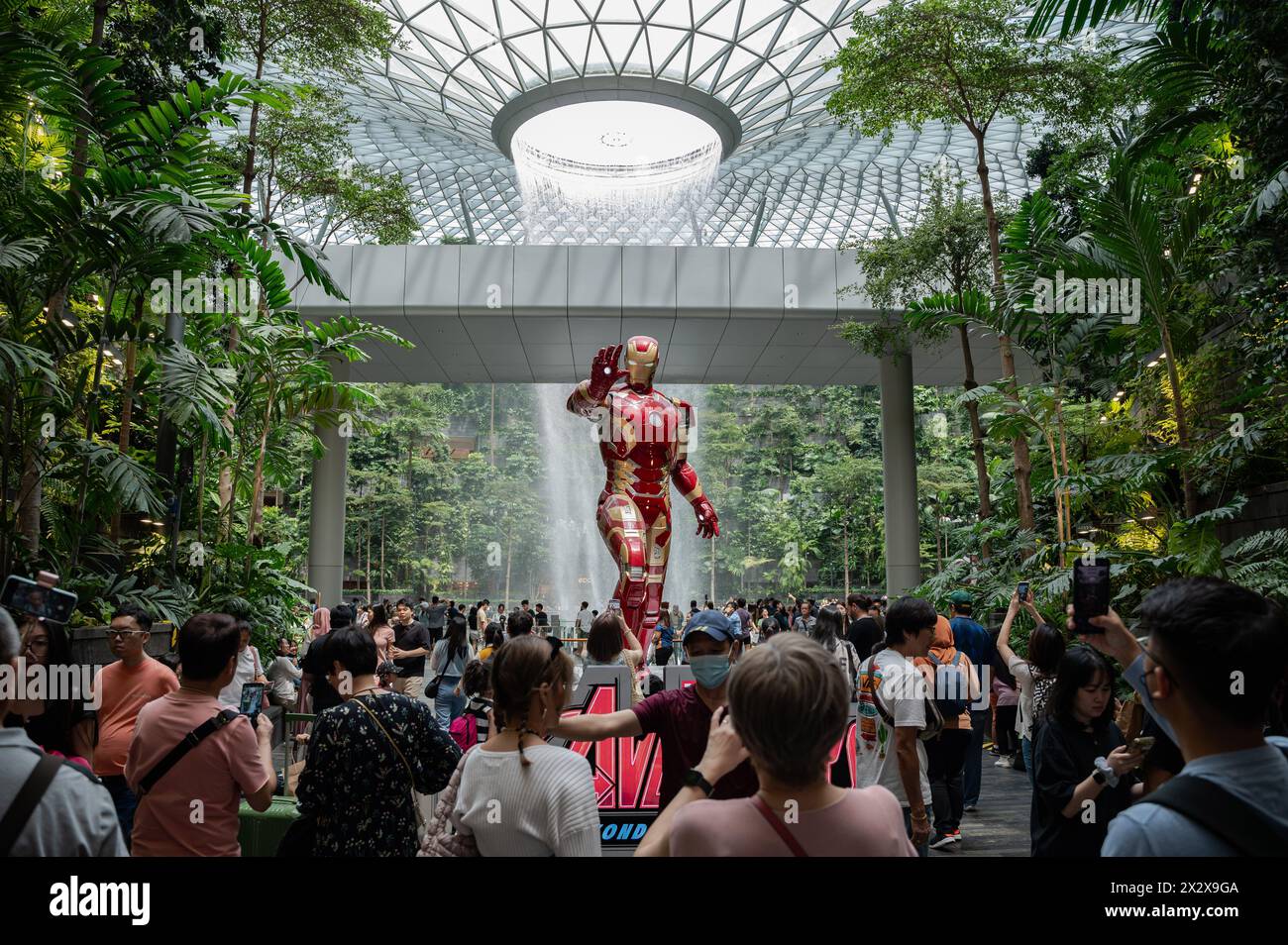 16.07.2023, Singapour, , Singapour - visiteurs et voyageurs aériens dans le jardin intérieur de la vallée forestière de Shiseido avec la cascade intérieure de Rain Vortex i Banque D'Images