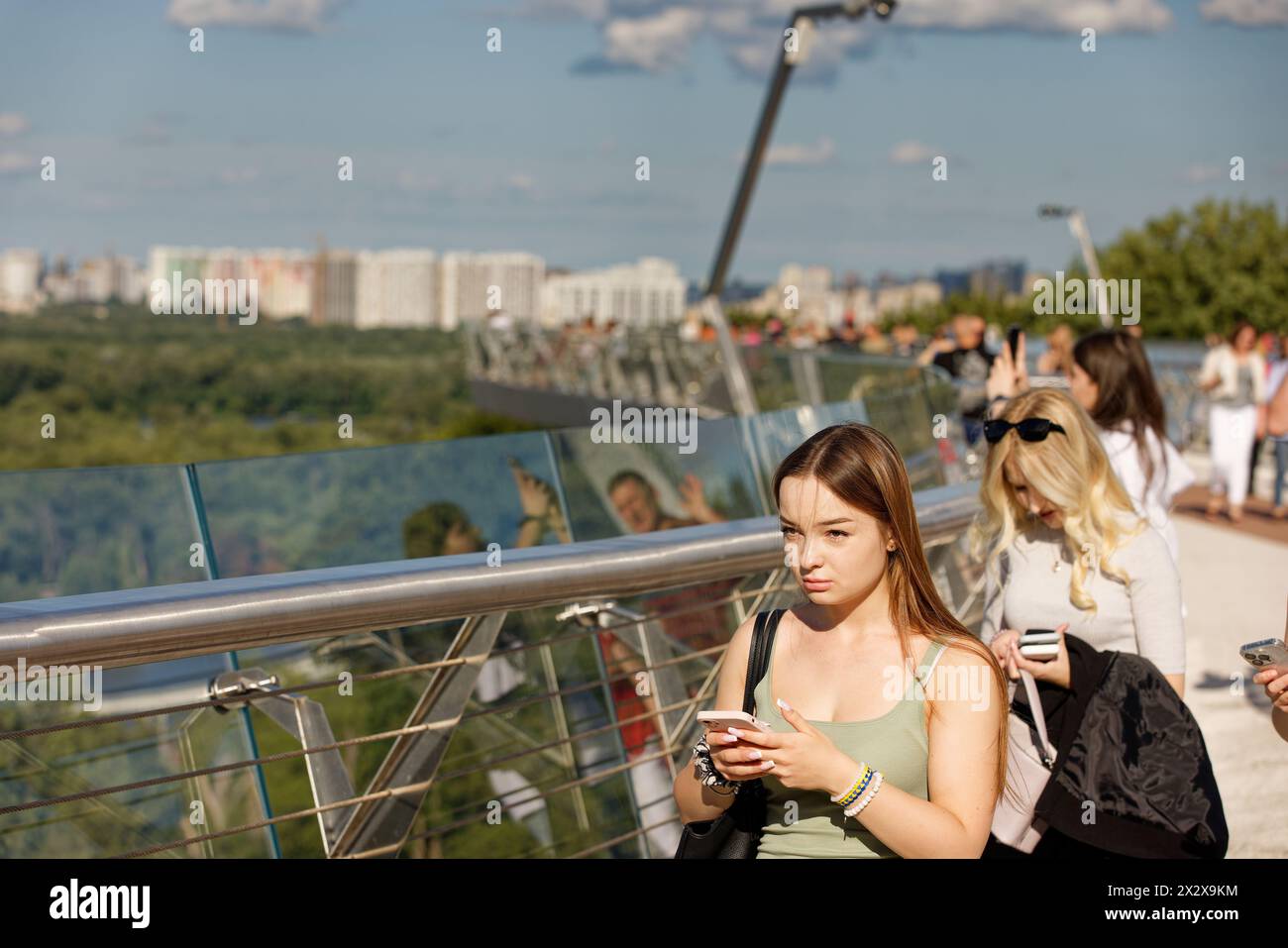 28.07.2023, Kiev, Kiev, Ukraine - Klitschko Pont de verre-piéton-vélo Pont. Le 25 mai 2019, le pont de verre dessiné par l'architecte ukrainien Banque D'Images