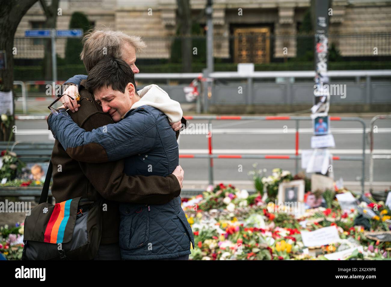 24.02.2024, Berlin, , Allemagne - Europe - les personnes en deuil s'embrassent devant un mémorial improvisé fait de fleurs, de bougies et d'images pour le leade de l'opposition russe Banque D'Images
