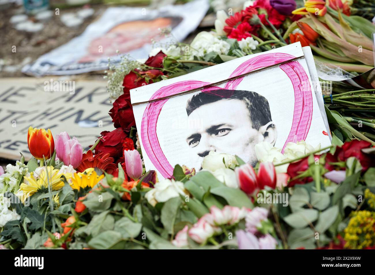 24.02.2024, Berlin, Berlin, Allemagne - DEU - fleurs et deuil pour la mort du critique du Kremlin Alexei Navalny. 00U240224D068CAROEX.JPG [VERSIONS DU MODÈLE Banque D'Images