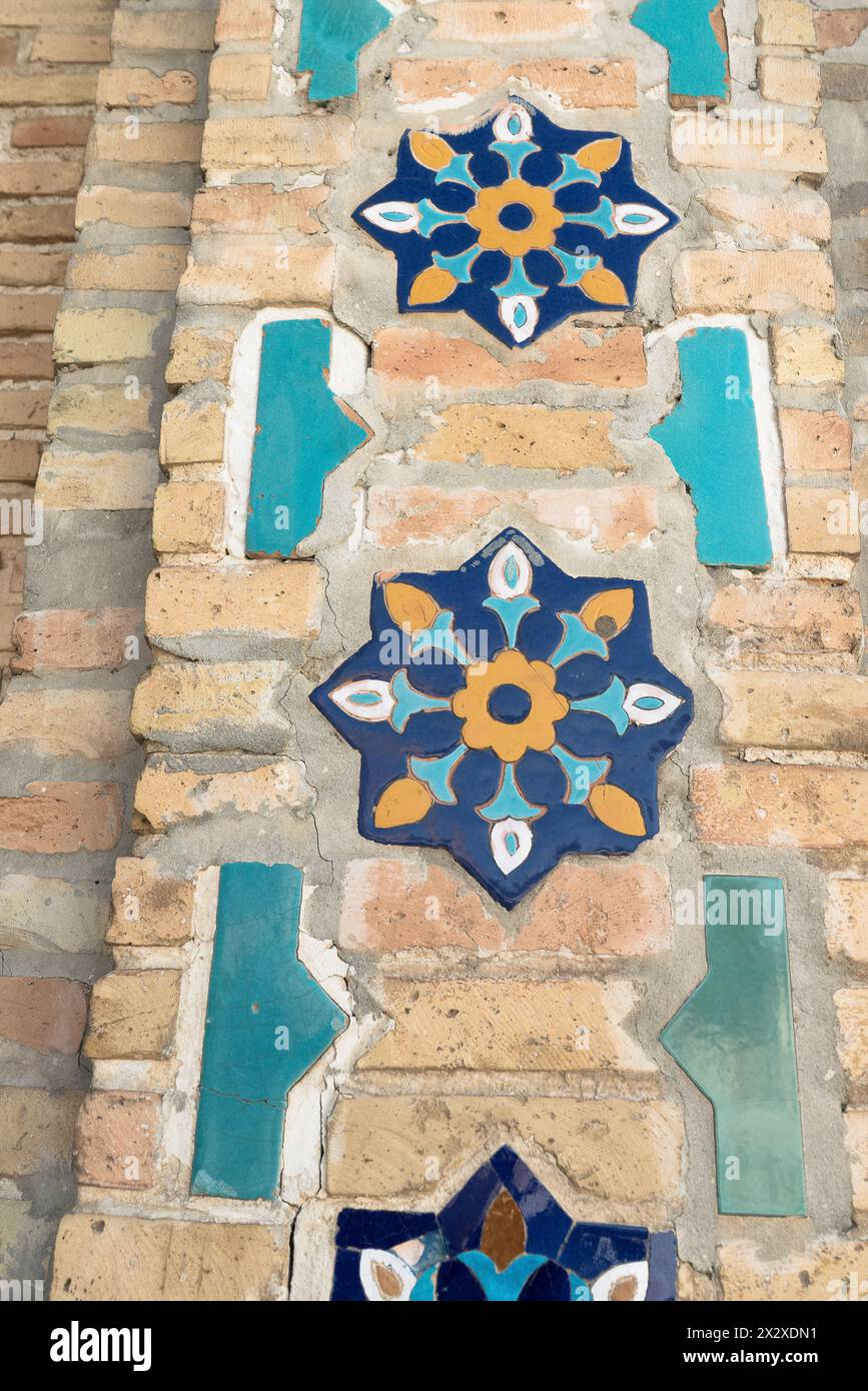 Vue rapprochée de la mosaïque de fleurs sur les murs du mausolée Amir Temur Banque D'Images