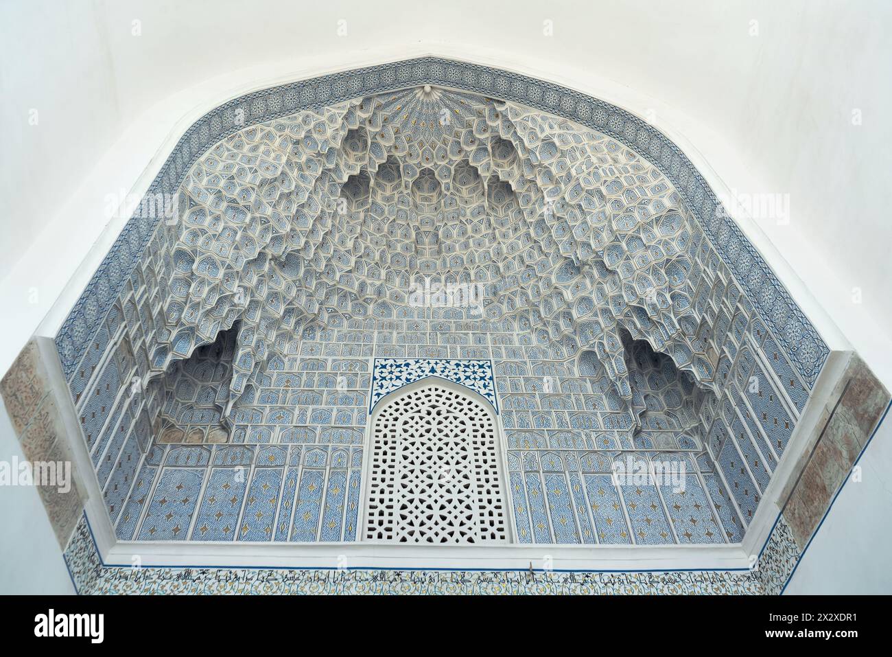 Vue rapprochée de l'un des arcs décorés en mosaïque du mausolée Amir Temur à Samarkand Banque D'Images