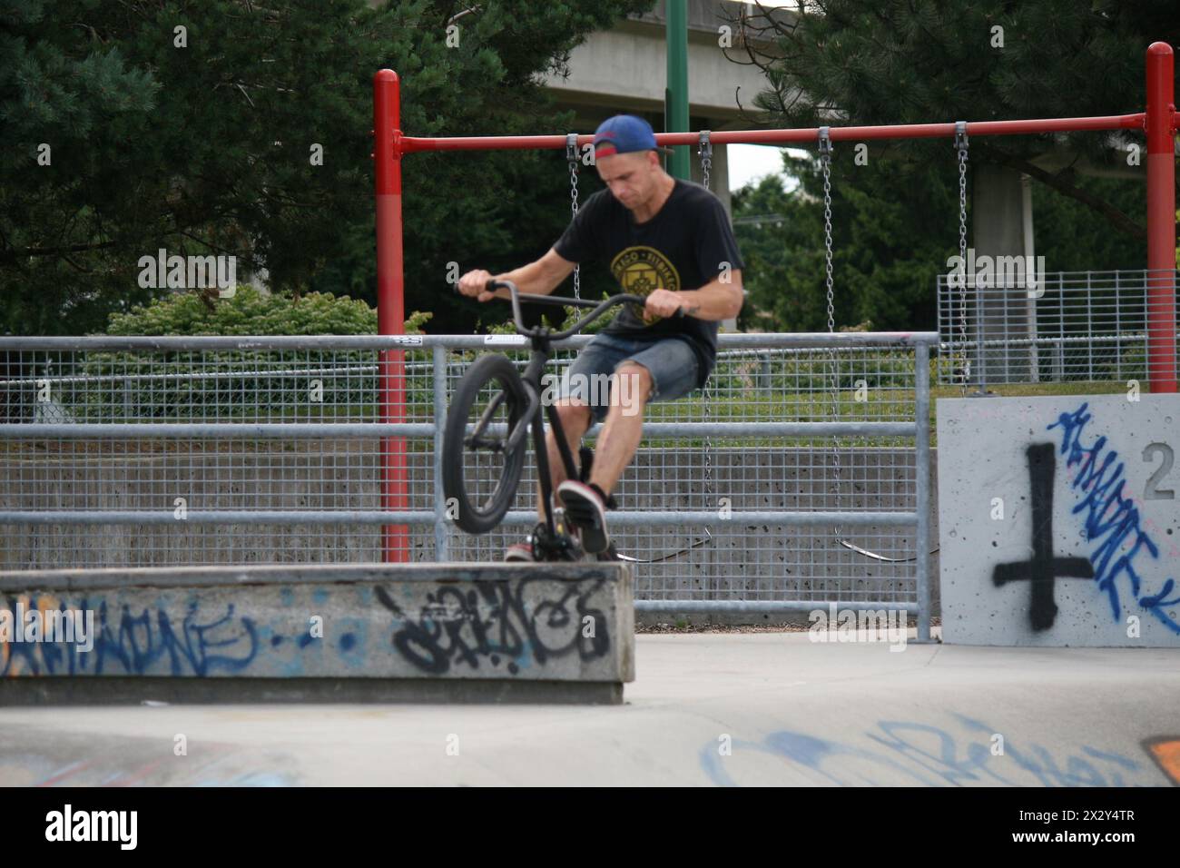 Tricks de BMX en action au Bonsor BMX and Skate Park à Burnaby, en Colombie-Britannique Banque D'Images