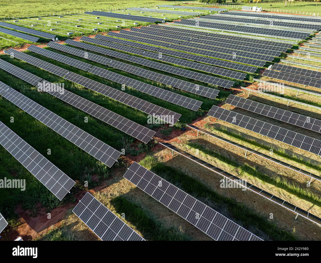 image aérienne de la centrale d'énergie solaire dans la zone rurale Banque D'Images