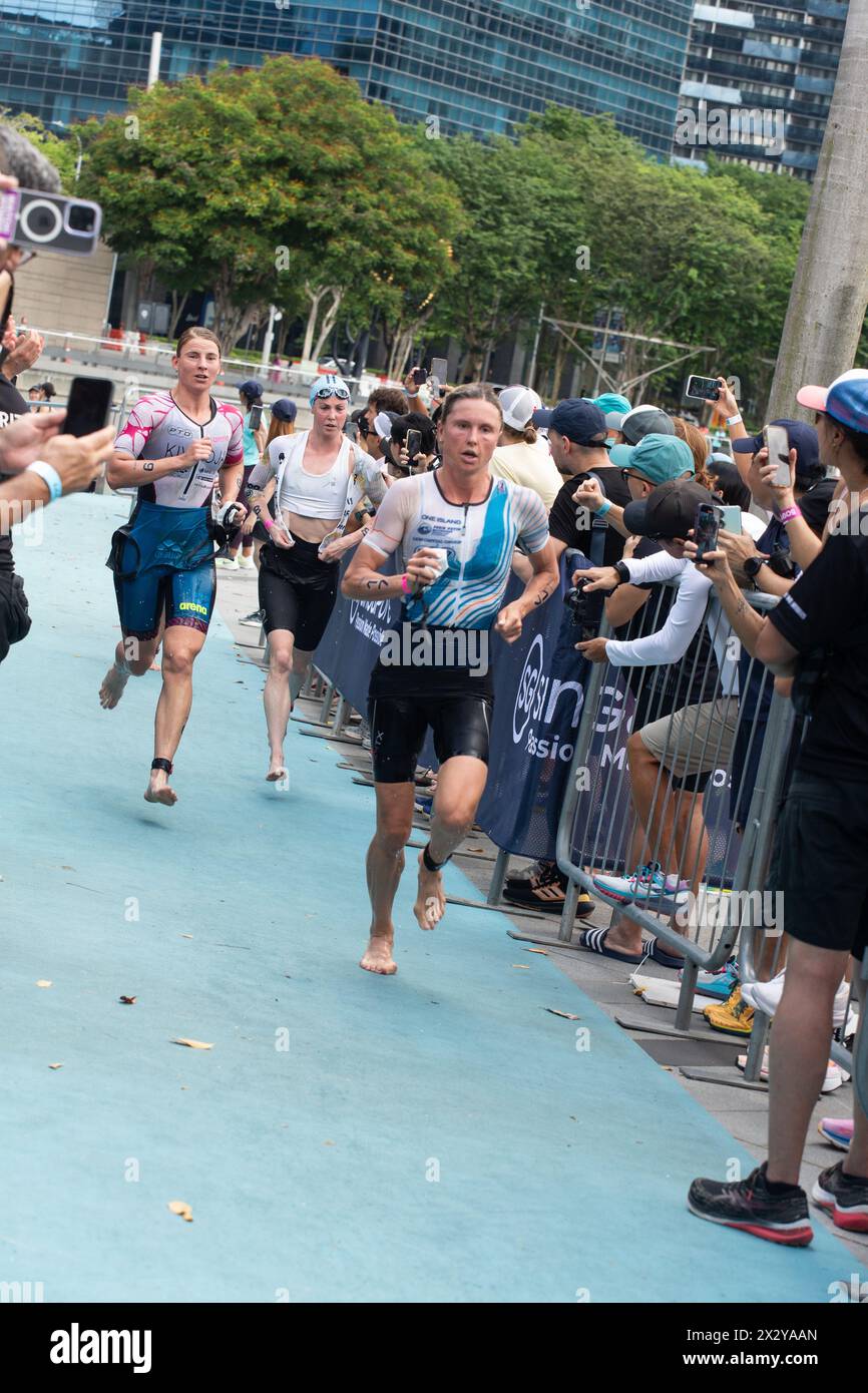 13 avril 2024. Vue verticale. T100 triathlon féminin élite athlétique en transition de la natation, la course au prochain point de transit. Singapour Banque D'Images