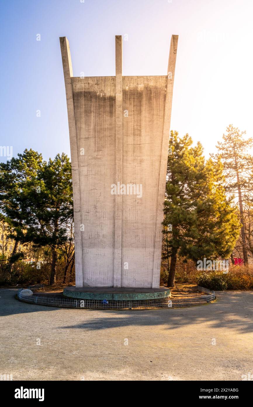 Le Berlin Airlift Memorial baignait dans la lueur chaude d'un lever de soleil, avec le terminal de l'aéroport Tempelhof en arrière-plan. Banque D'Images