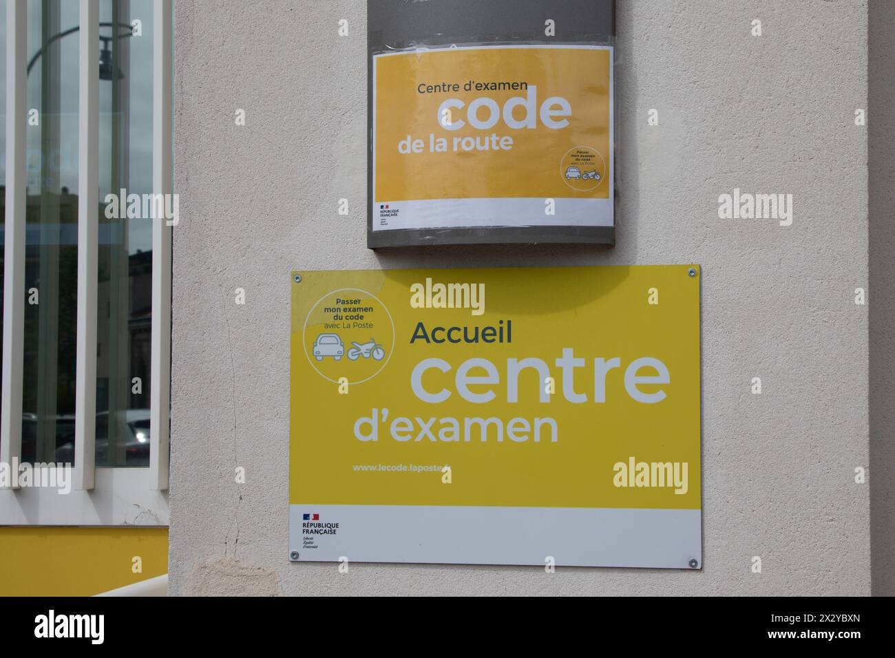 Bordeaux , France - 04 15 2024 : centre d'examen code de la route signe texte français signifie code de la route centre d'examen tests dans le bureau de la poste Banque D'Images