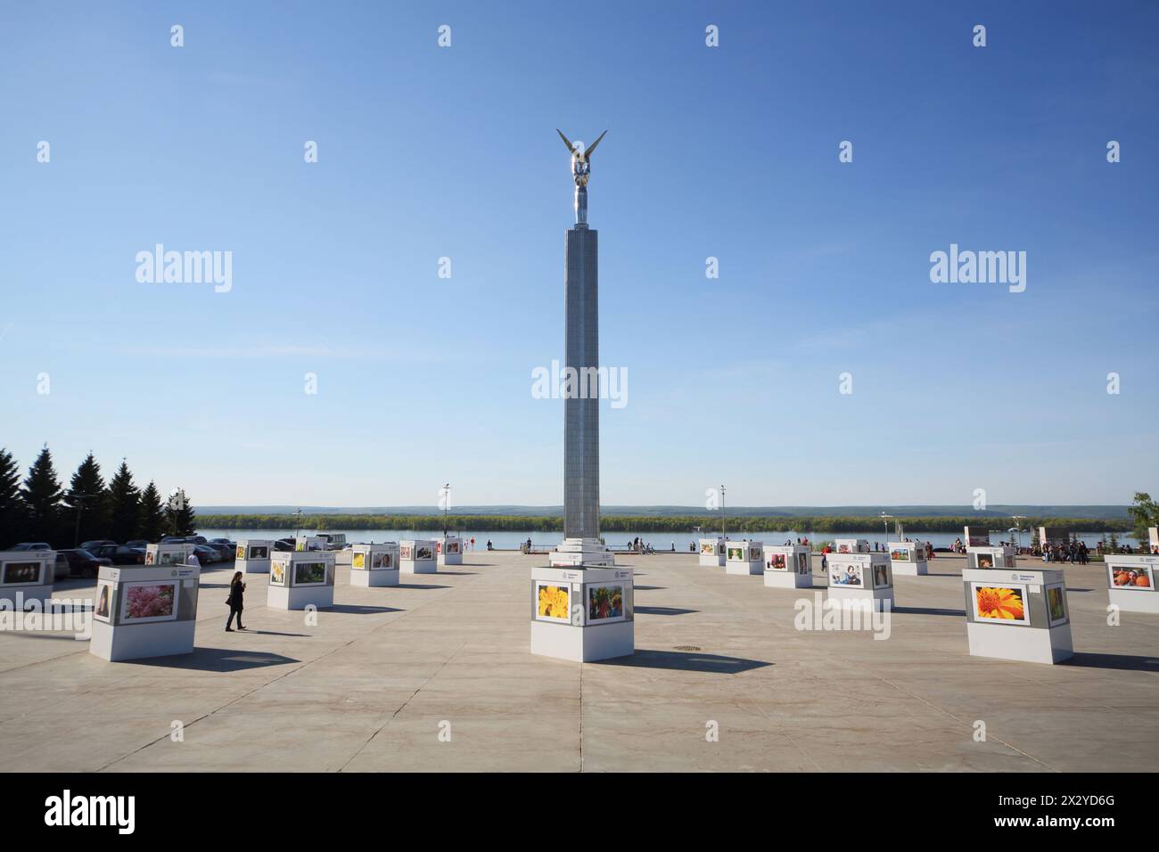 SAMARA - 5 MAI : exposition photo province de Samara dans les événements et les dates 1851-2011 autour du Monument de la gloire sur la place de la gloire le 5 mai 2012 à Sam Banque D'Images