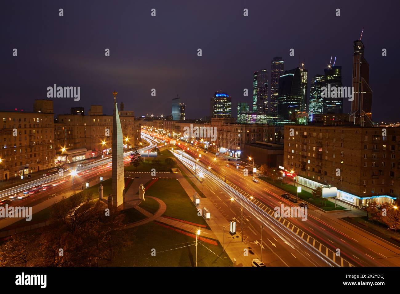 MOSCOU - 23 octobre : intersection de l'avenue Kutuzov et de la grande rue Dorogomilovskaïa dans la soirée, 23 octobre 2012, Moscou, Russie. Monument Moscou Hero-c Banque D'Images