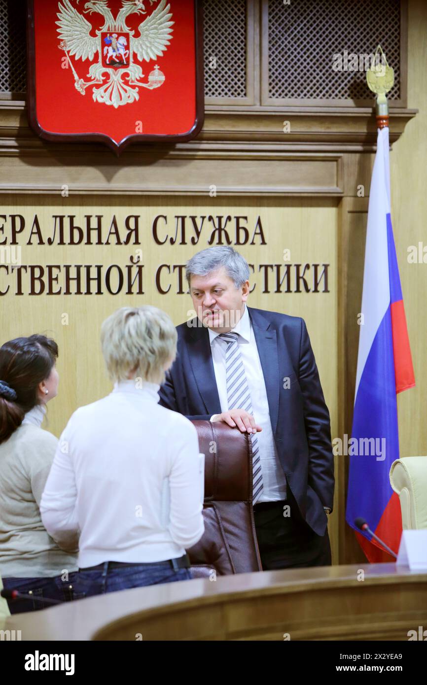 MOSCOU - NOVEMBRE 27 : le chef de Rosstat Alexander Surinov et les journalistes à la conférence recensement national : expérience et perspectives dans l'État fédéral Banque D'Images