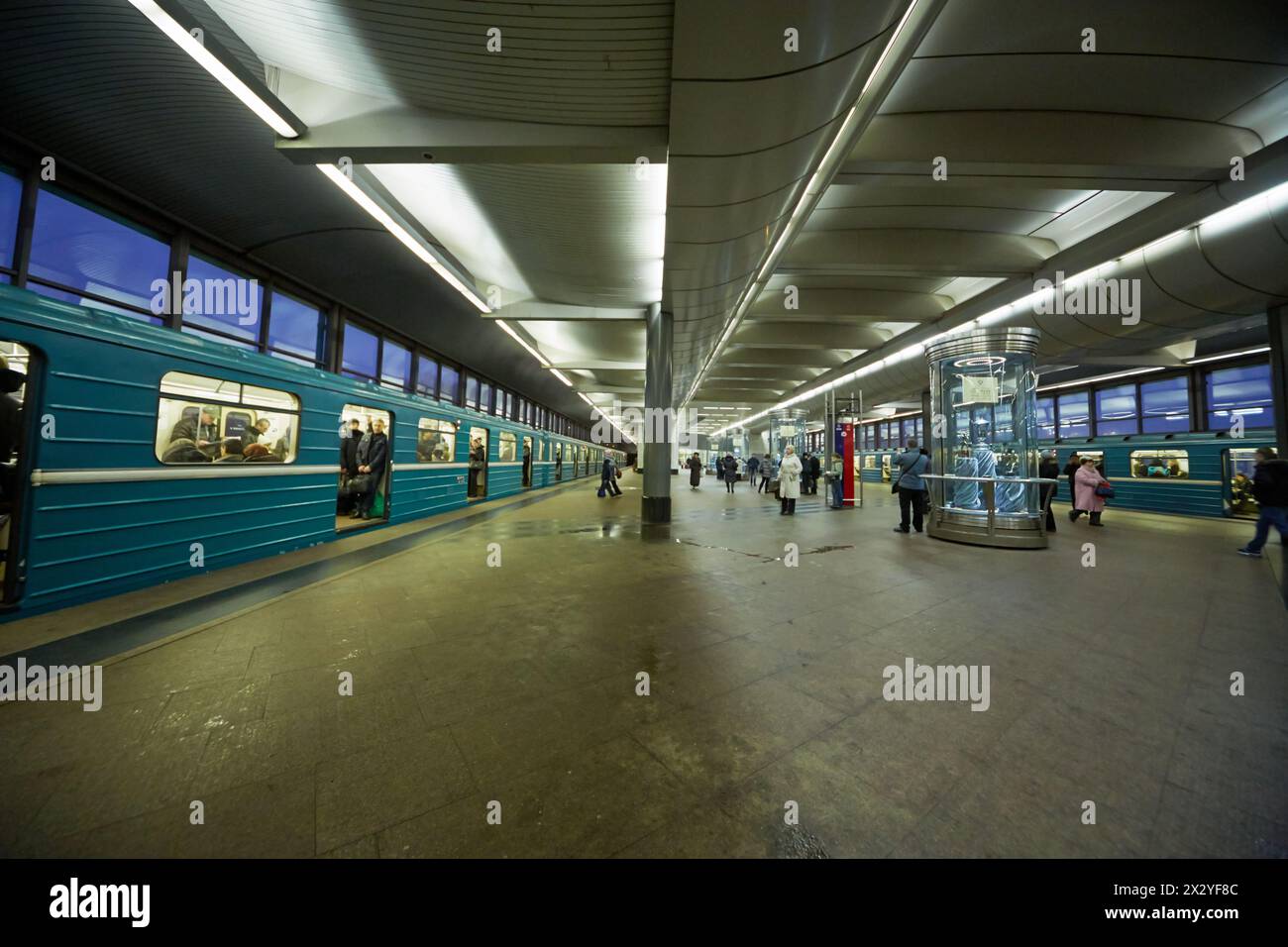 MOSCOU - nov 29 : passagers et trains à la station de métro Sparrow Hills, 29 novembre 2012, Moscou, Russie. Exposition du Musée de la culture physique an Banque D'Images