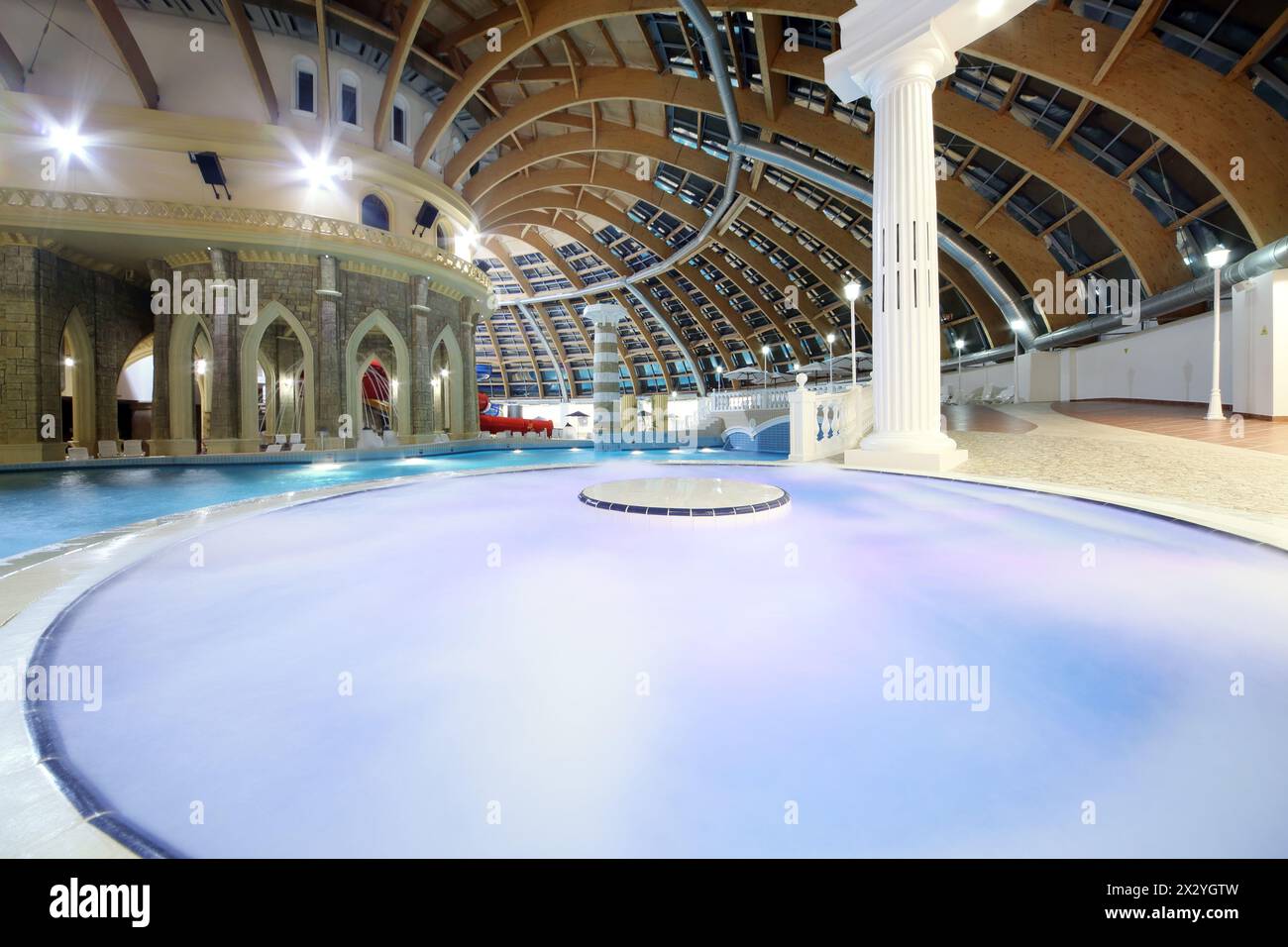 MOSCOU - 24 JUIN : piscine et dôme dans le parc aquatique Caribia, le 24 juin 2012 à Moscou, Russie. Le parc aquatique Caribia à Perovo a été ouvert en 2012. Banque D'Images