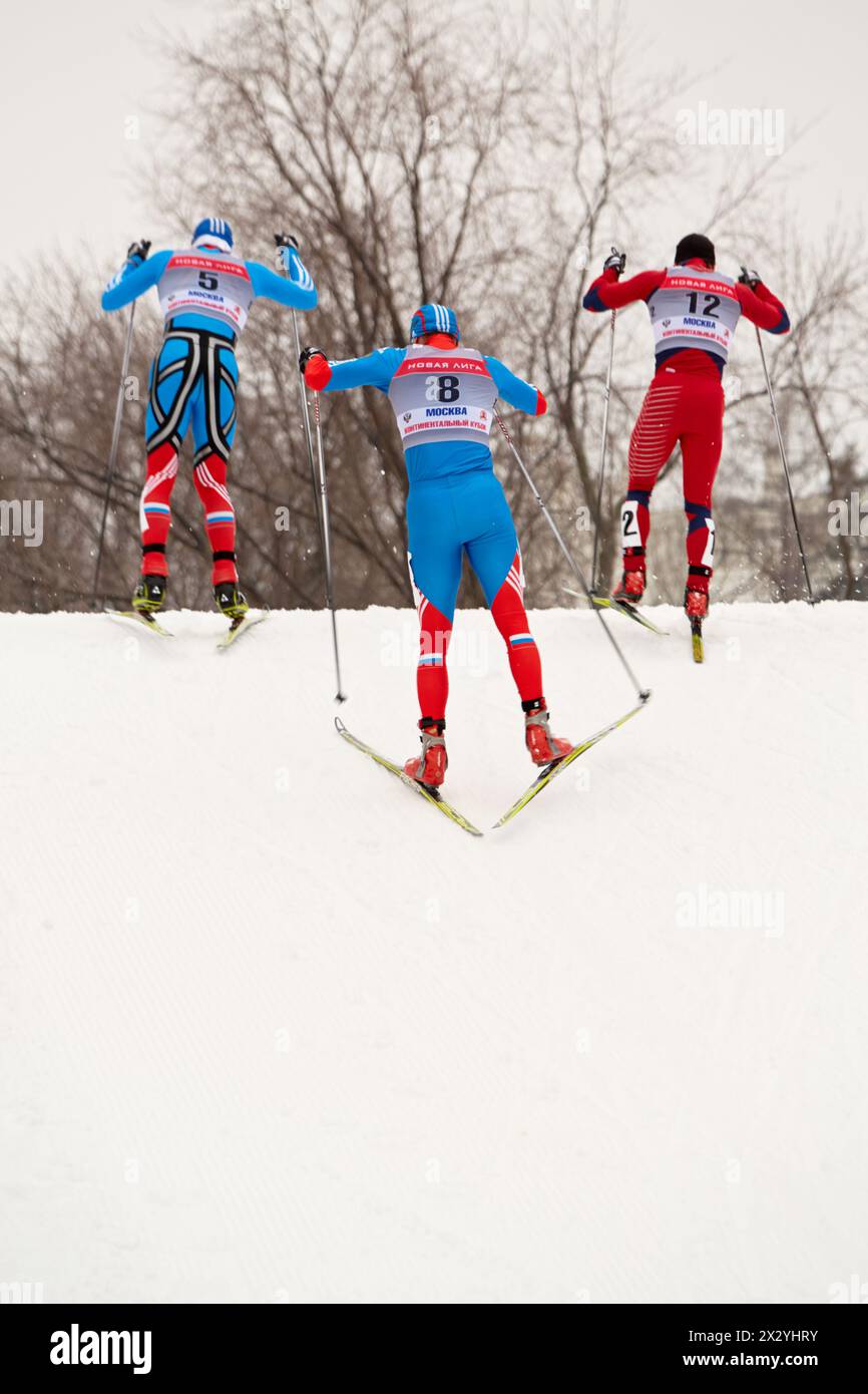 MOSCOU - 9 février : Groupe de skieurs négocie une colline lors de la Coupe continentale FIS (Europe de l'est) course de ski dans la catégorie ville-événement, 9 février 2013, Banque D'Images