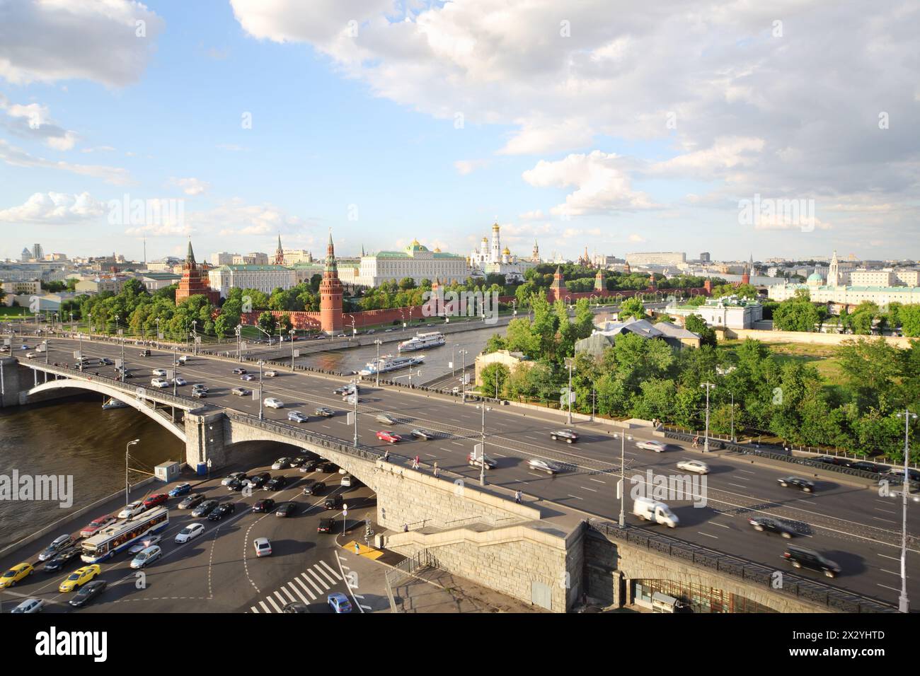 Rivière Moskva, voitures à Big Stone Bridge, tours rouges du Kremlin, Grand Palais du Kremlin, Ivan Grande cloche à Moscou, Russie. Vue rare de House on Emank Banque D'Images