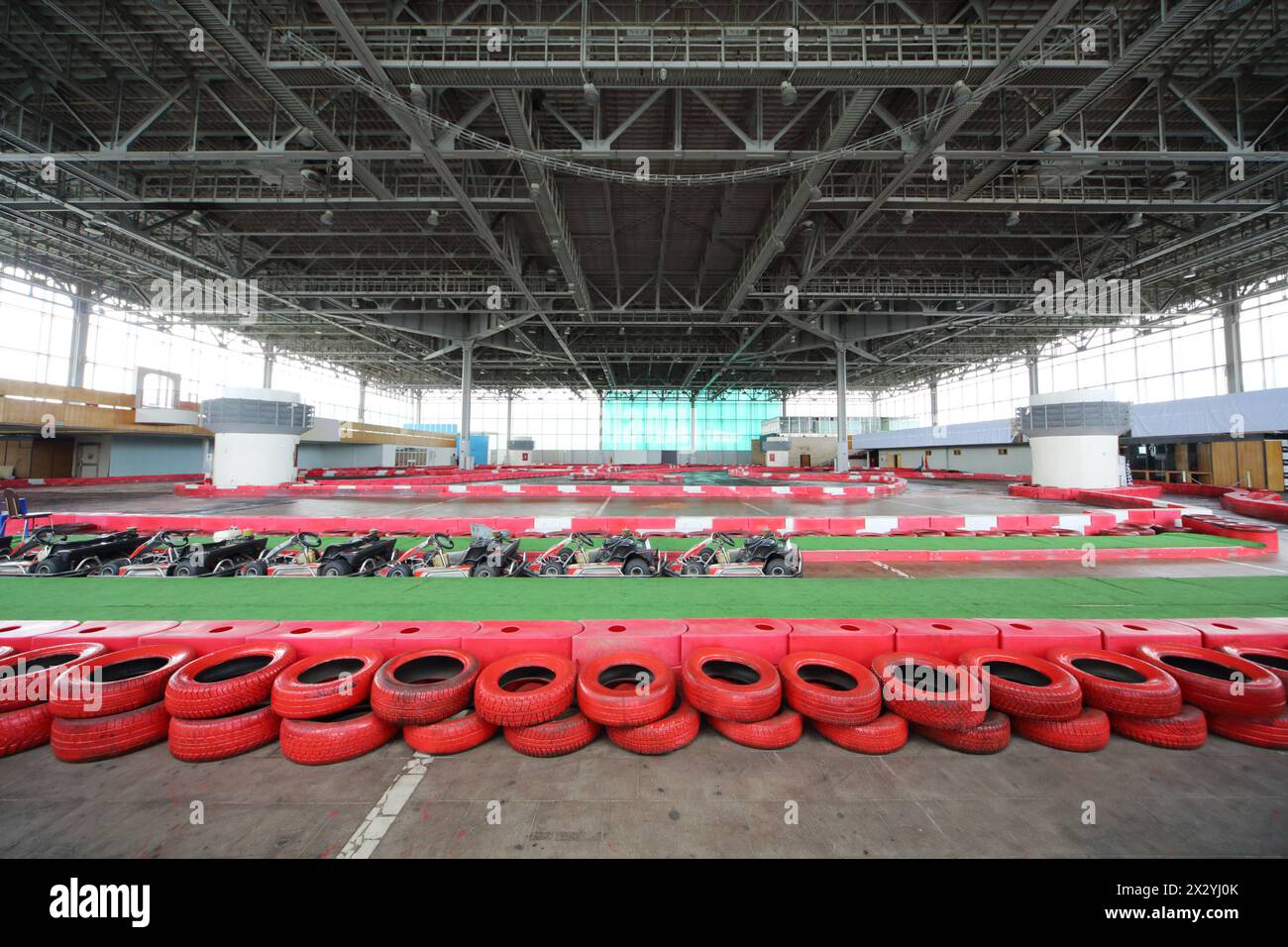 Vider la route intérieure des chariots avec pneus rouges et nombre de machines pour le chariot. Banque D'Images