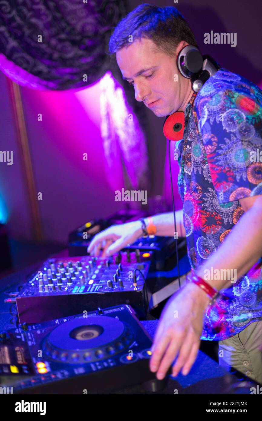 Profil portrait DJ mixe les disques au club Banque D'Images