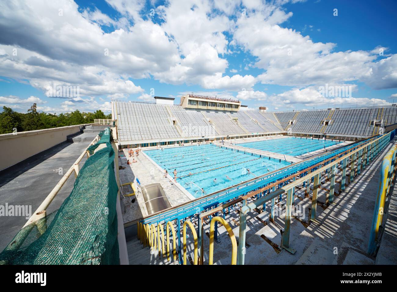 MOSCOU - juin 30 : les gens dans la piscine ouverte du complexe sportif Luzhniki, 22 juin 2012, Moscou, Russie. L'équipement de la piscine comprend cinq bains : deux ouverts et th Banque D'Images
