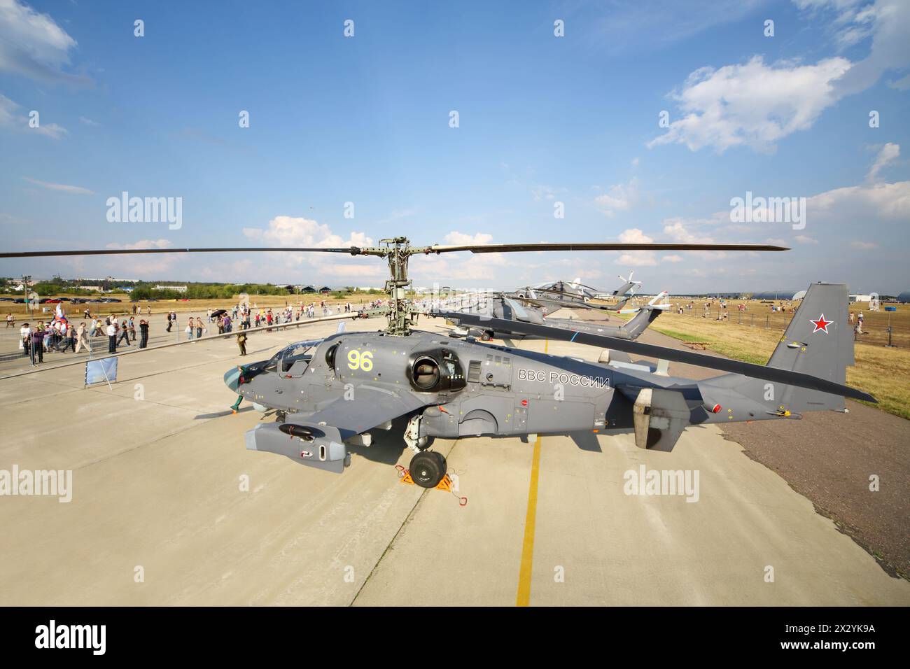 ZHUKOVSKY - 12 AOÛT : spectateurs et hélicoptères Mi sur le 100ème anniversaire de l'armée de l'air russe le 12 août 2012 à Zhukovsky, région de Moscou, Russie. Banque D'Images