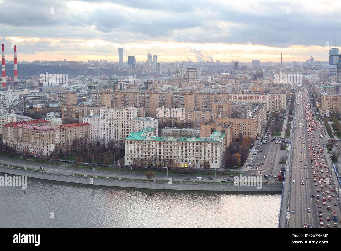 Perspective Kutuzovsky, rivière Moskva et pont Novoarbatsky dans la soirée à Moscou, Russie. Banque D'Images