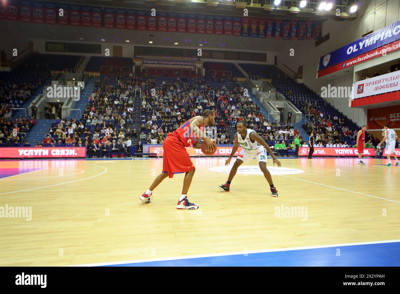 MOSCOU - SEP 29 : sportif de Zalgiris (Lituanie, en blanc) pose en bloc pour CSKA Moscou (Russie, en rouge) sportif de basket-ball dans le tournoi f Banque D'Images