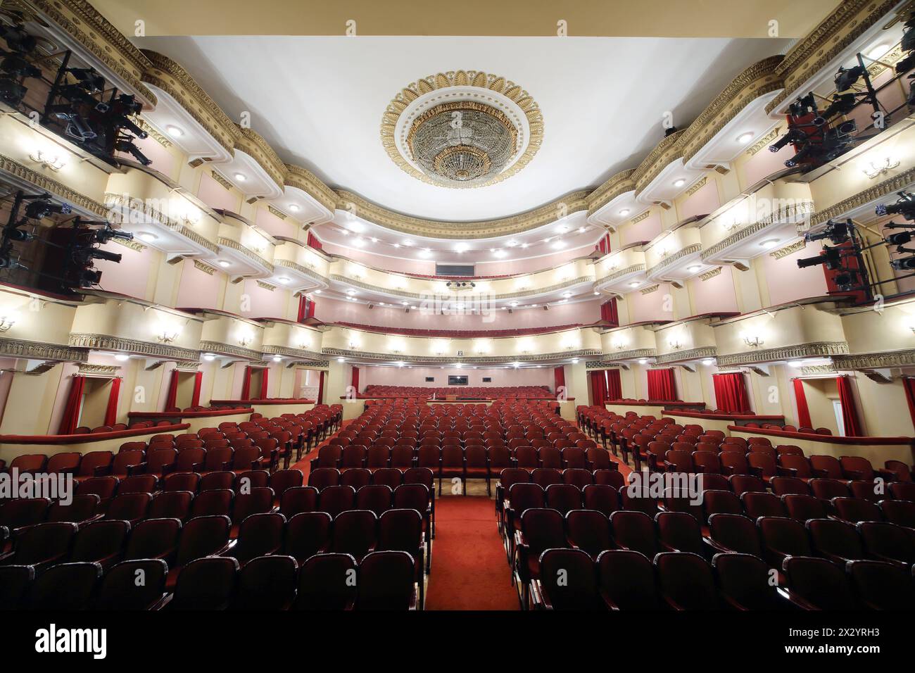 MOSCOU - 23 AVRIL : Auditorium de grande scène au Théâtre Vakhtangov le 23 avril 2012 à Moscou, Russie. Systèmes de lumière et de son du Théâtre Vakhtangov Banque D'Images