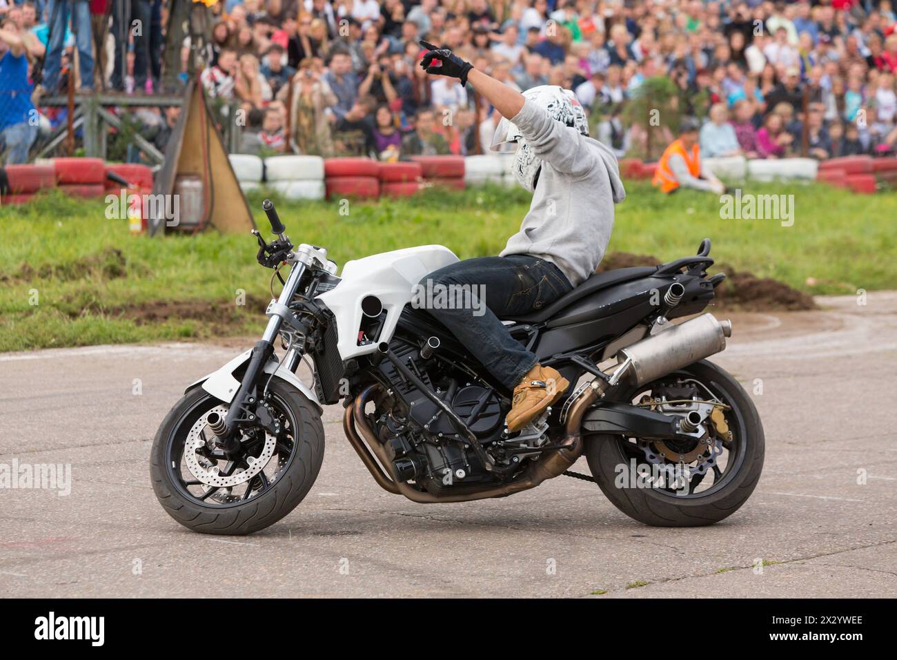 MOSCOU - août 25 : défilés de cascades motards à moto sur le Festival d'art et de cascades de film Prometheus à Tushino le 25 août 2012 à Moscou, Russie. Le fes Banque D'Images