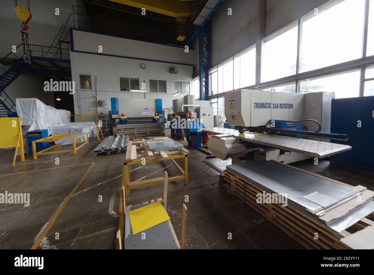 LOBNYA - Jun 7 : travailleurs dans l'atelier d'extrusion à l'usine de Groupe d'entreprises Metal Profile, 7 juin 2012, Lobnya, Russie. Groupe de profils métalliques de COMPA Banque D'Images