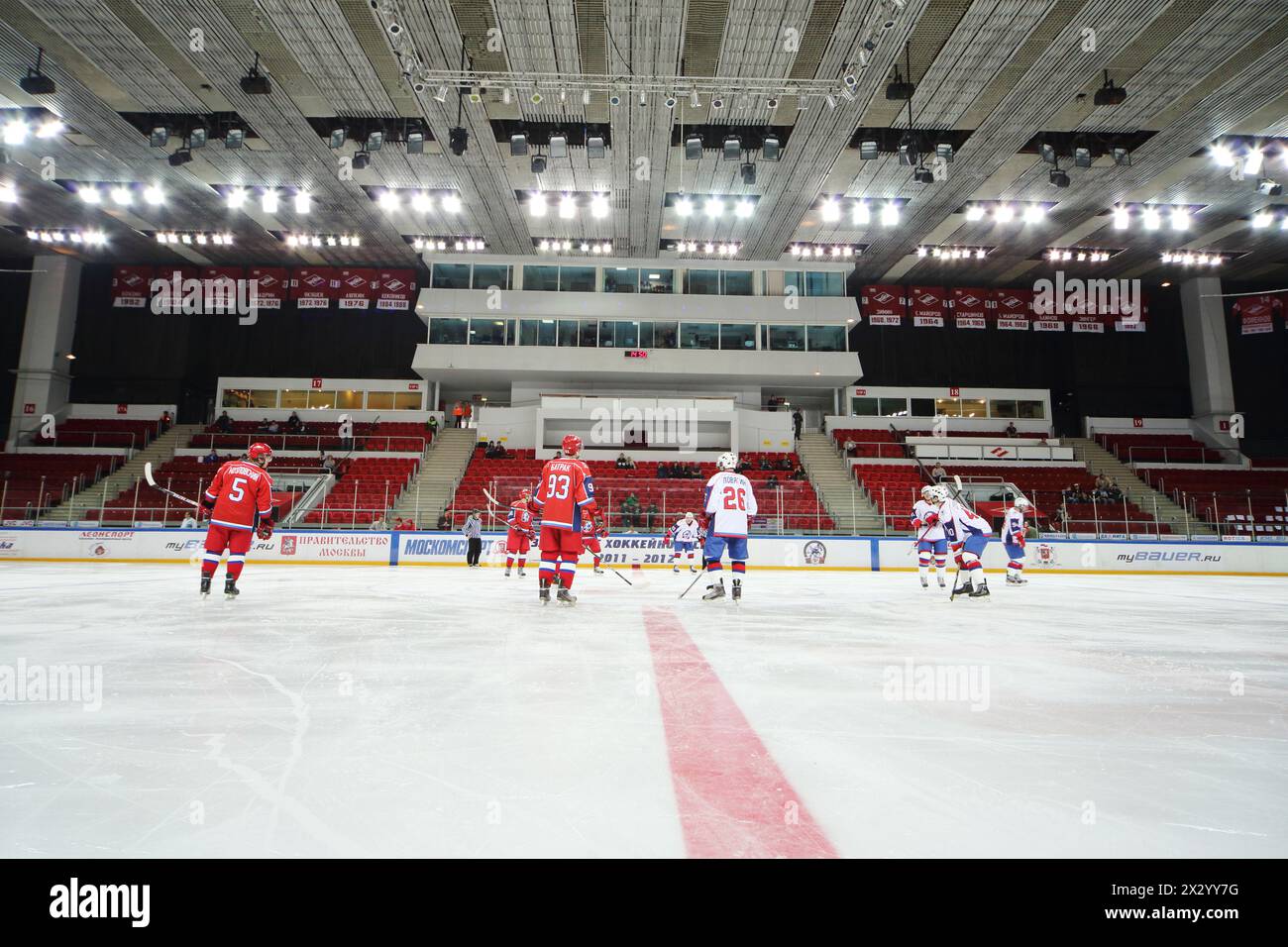 MOSCOU - APR 28 : joueurs de hockey sur glace prêts à jouer dans la cérémonie de clôture de la saison de championnat de 2011-2012 Hockey sur glace pour l'école de sport, junior Banque D'Images