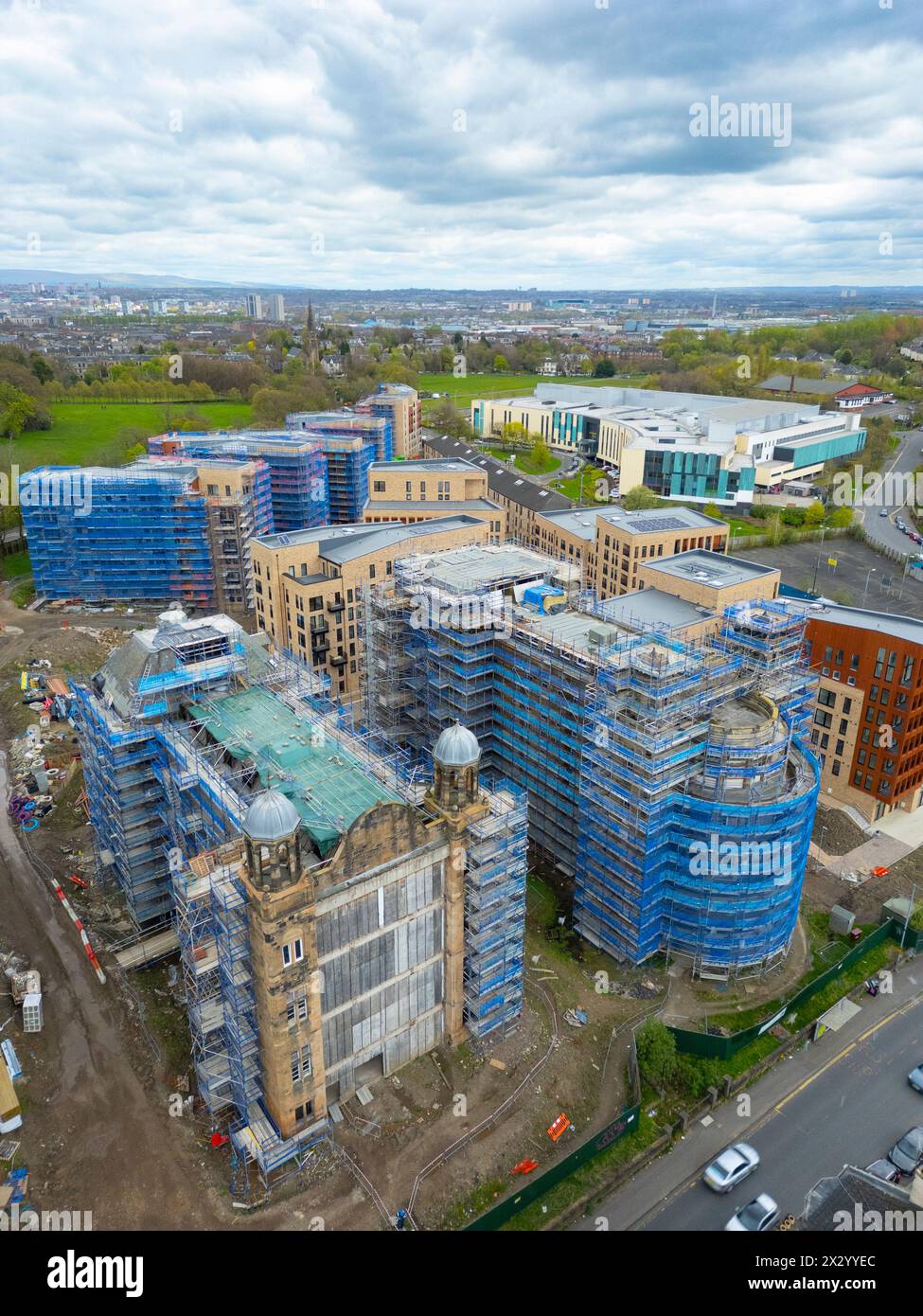 Vue aérienne de nouveaux immeubles d'habitation en construction dans le développement Victoria par Sanctuary Scotland à Langside, Glasgow, Écosse, Royaume-Uni Banque D'Images