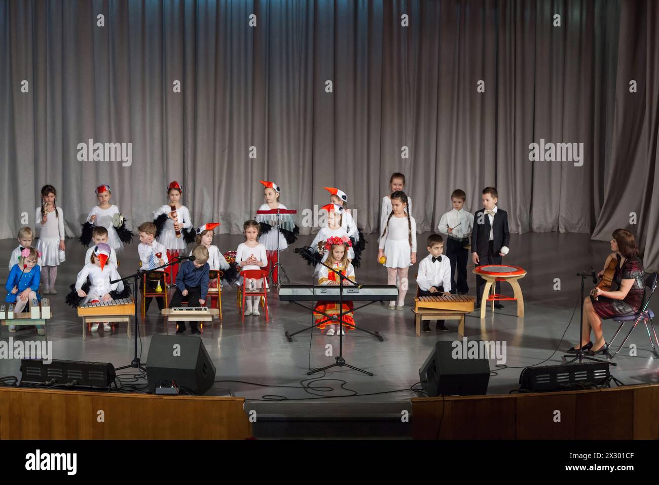 MOSCOU - APR 7 : enfants avec professeur jouant sur des instruments de musique traditionnels sur la goutte de cristal de compétition de district le 7 avril 2012 à Moscou, R Banque D'Images