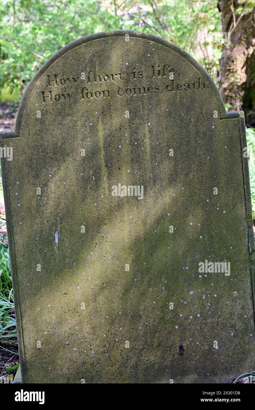 Pierre tombale utilisant f au lieu de s sur une inscription. Ancien texte anglais. Cimetière de Haworth, West Yorkshire Banque D'Images
