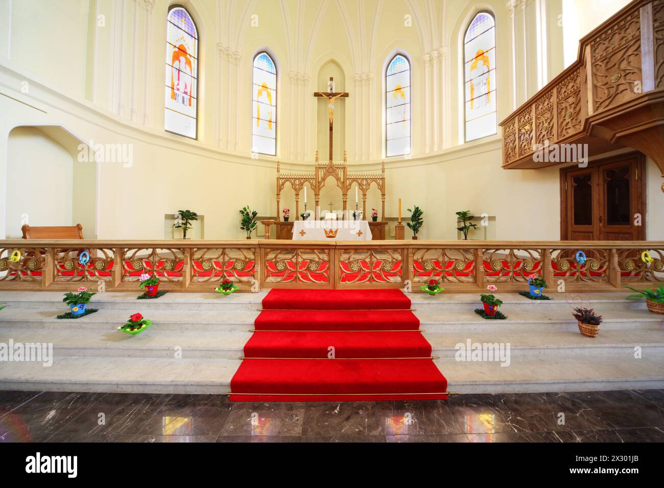 Crucifixion, fresque et escalier avec tapis rouge dans la cathédrale évangélique luthérienne de Sts. Cathédrale Pierre et Paul à Moscou, Russie. Banque D'Images