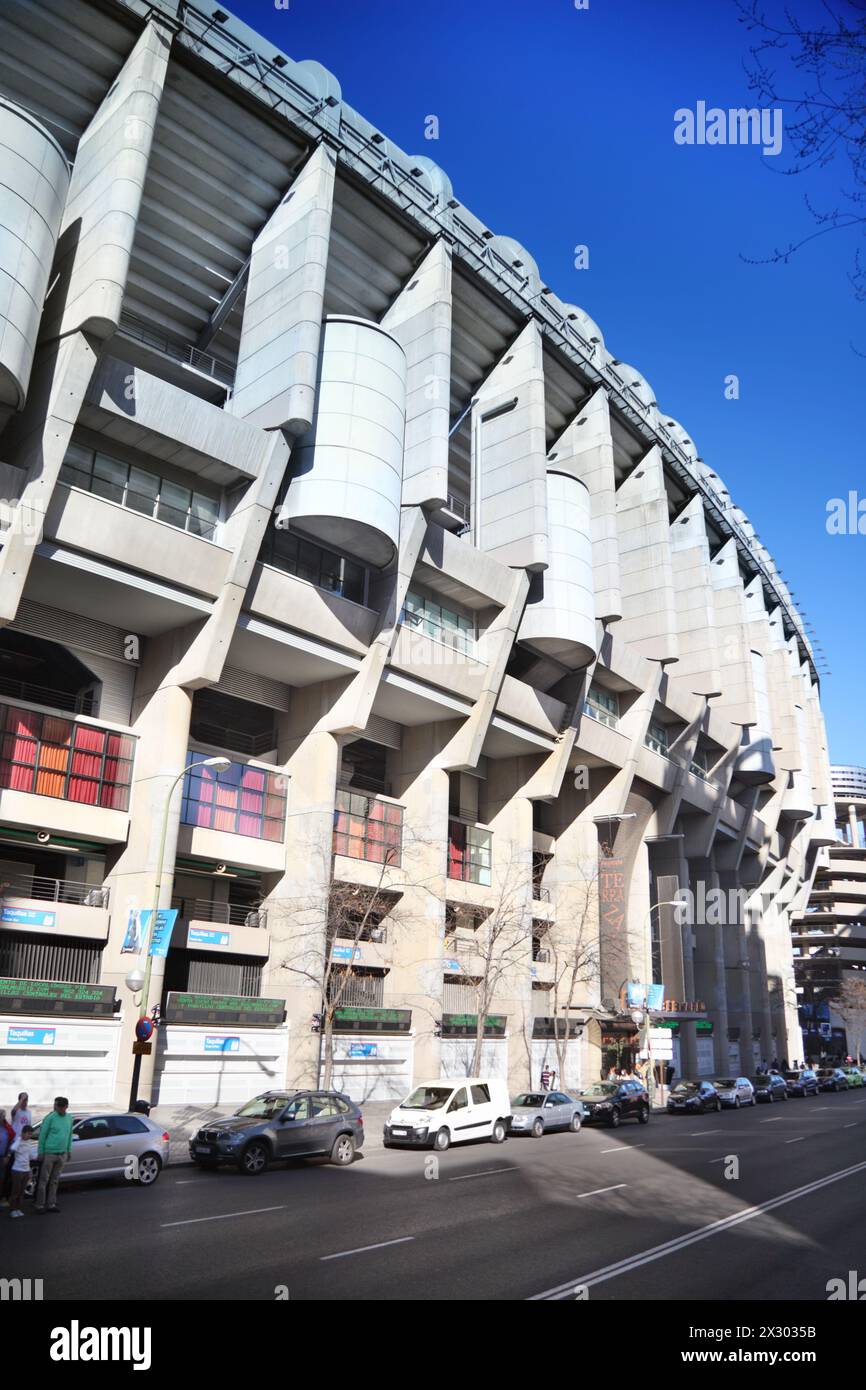 MADRID - 11 MARS : stade Santiago Bernabeu au printemps ensoleillé le 11 mars 2012 à Madrid, Espagne. Stade a été construit en 1947, est nommé d'après Mud Rea Banque D'Images