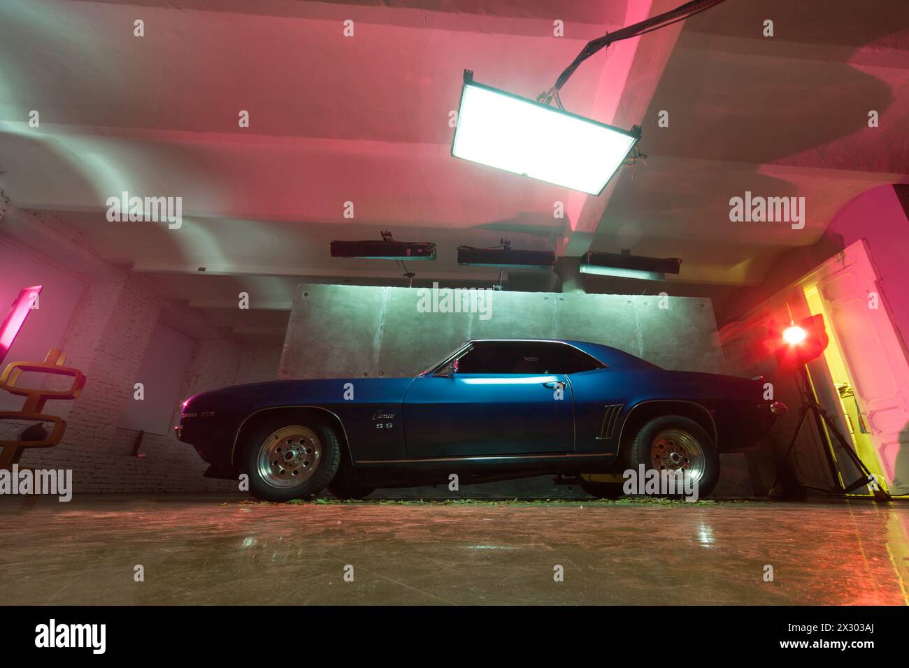 MOSCOU - nov 23 : Chevrolet Camaro SS release 1969 sur le tournage de la vidéo pour le chanteur René le 23 novembre 2010 à White Studio, Moscou, Russie. Banque D'Images