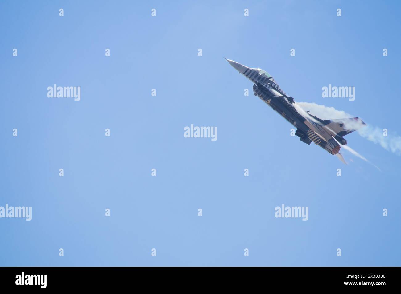 Istanbul, Aéroport de Atatürk, Turquie- 28.04.2023 Soloturk. Avion de chasse F-16 isolé dans le ciel bleu. Photographie d'avion F16 haute résolution prise au Teknofest Banque D'Images