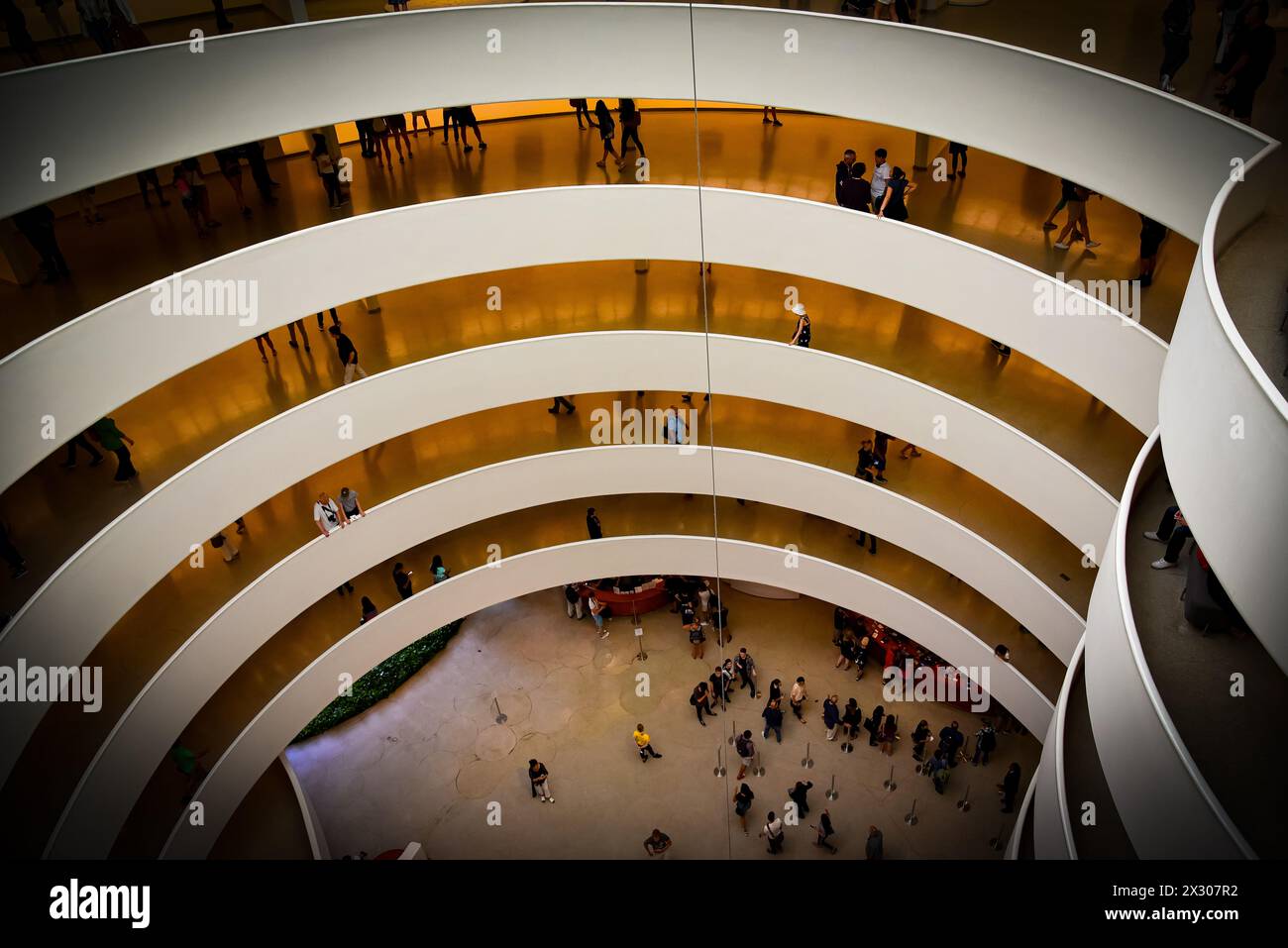 Vue en grand angle de la galerie principale du musée Guggenheim - Manhattan, New York Banque D'Images