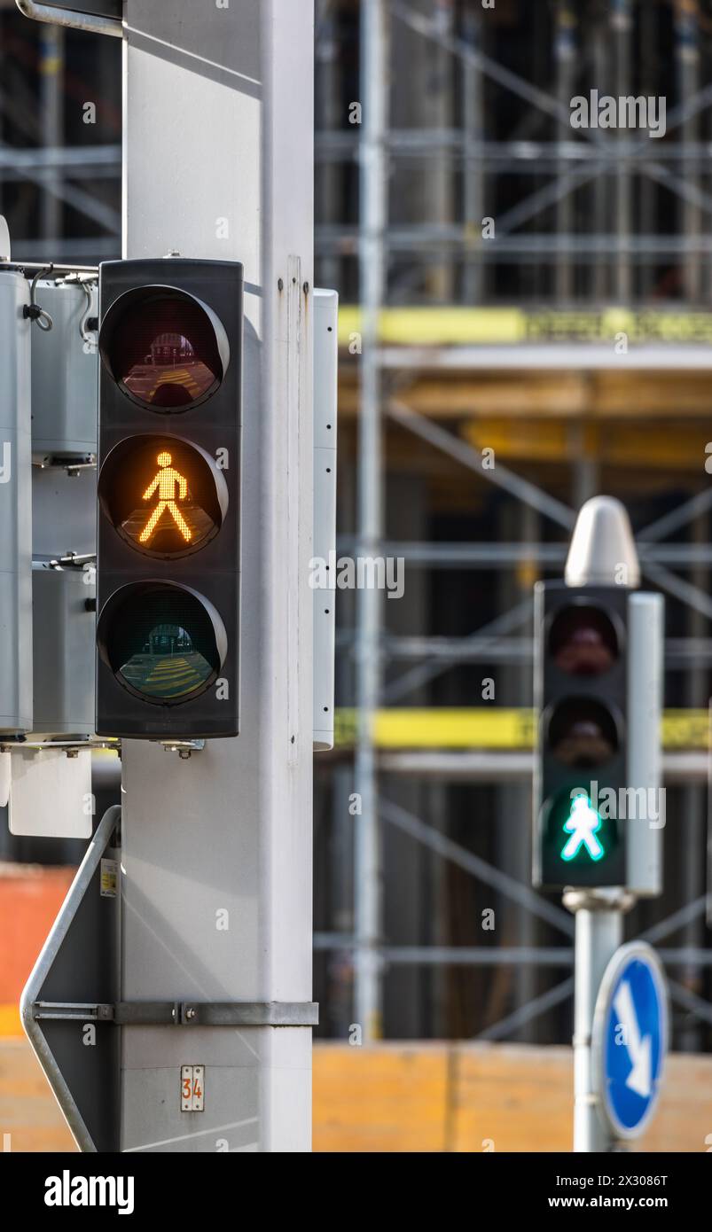 Zürich, Schweiz - 11. Januar 2021 : Ein Fussgänger Lichtsignal steht auf Orange, das andere auf Grün. Banque D'Images