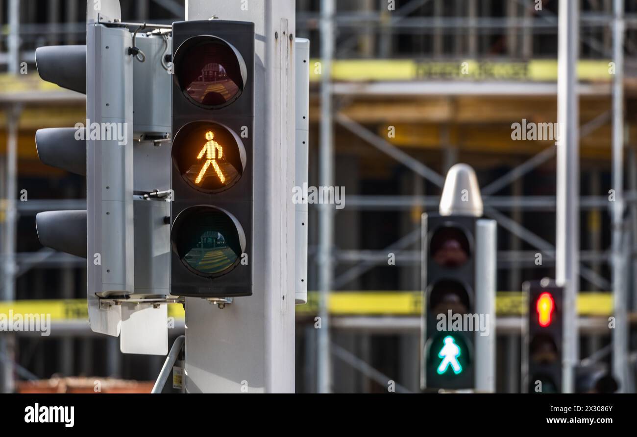 Zürich, Schweiz - 11. Januar 2021 : eine Ampel steht auf Gelb, die andere auf Organe. Banque D'Images