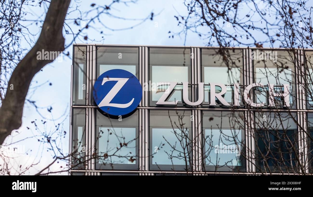 Zürich, Schweiz - 11. Janvier 2021 : Das Gebäude und signet der Zurich Versicherungsgesellschaft. Banque D'Images