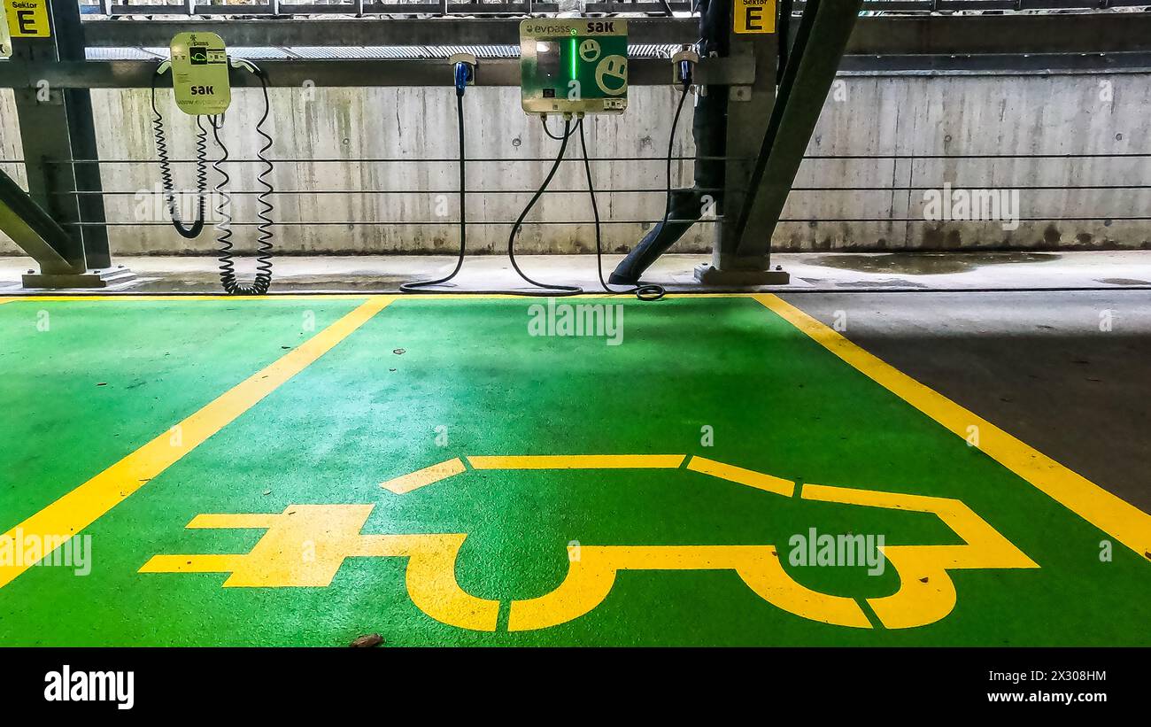 Zürich, Schweiz - 11. Januar 2021 : Parkplätze und dazugehörige Ladestation für E-Autos in einem Parkhaus in Zürich. Banque D'Images