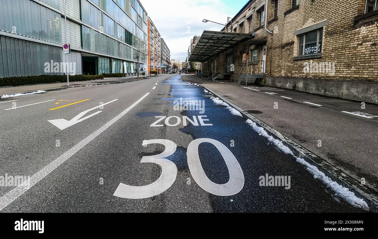 Zürich, Schweiz - 11. Januar 2021 : Ein Symbol markiert auf der Strasse, dass eine 30er zone befahren wird. Banque D'Images