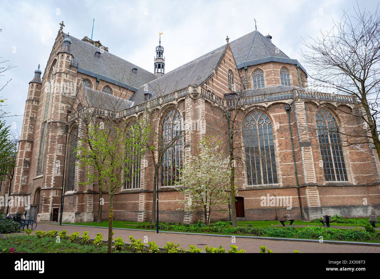 Vue panoramique sur la Laurenskerk (église Saint-Laurent), une église protestante médiévale du centre-ville de Rotterdam, aux pays-Bas Banque D'Images