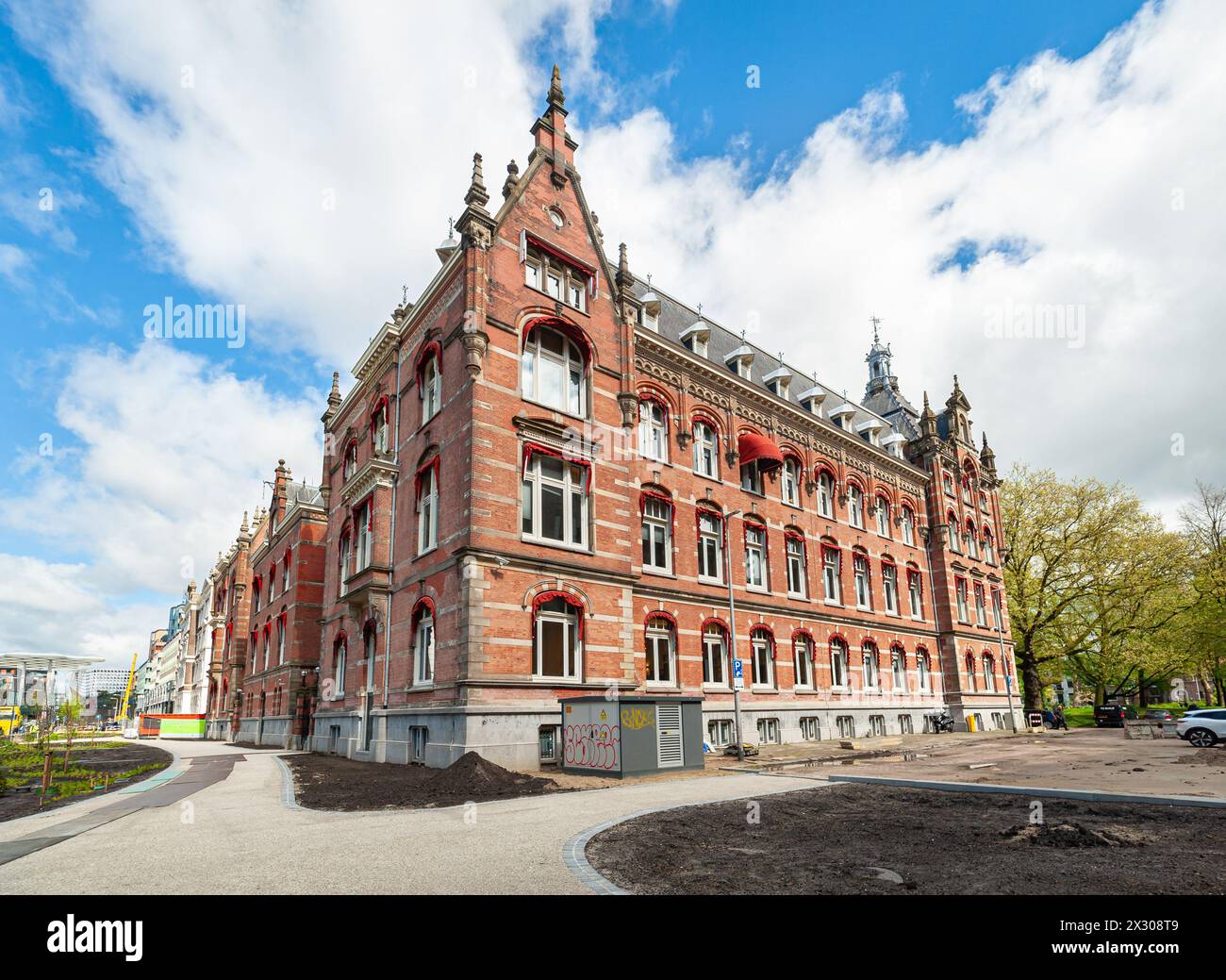 Pittoresque bâtiment de chemin de fer néo-classique 'Hoofdgebouw II' ou 'Tulpenburgh' sur le parc Moreelse dans le centre-ville d'Utrecht, aux pays-Bas. Banque D'Images
