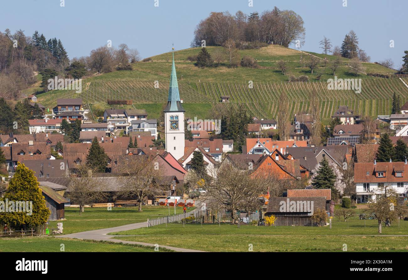 Rafz, Schweiz - 27. März 2022 : Blick auf die Zürcher Unterland Gemeinde Rafz, welche unmittelbar an der Grenze zu Deutschland liegt. Banque D'Images