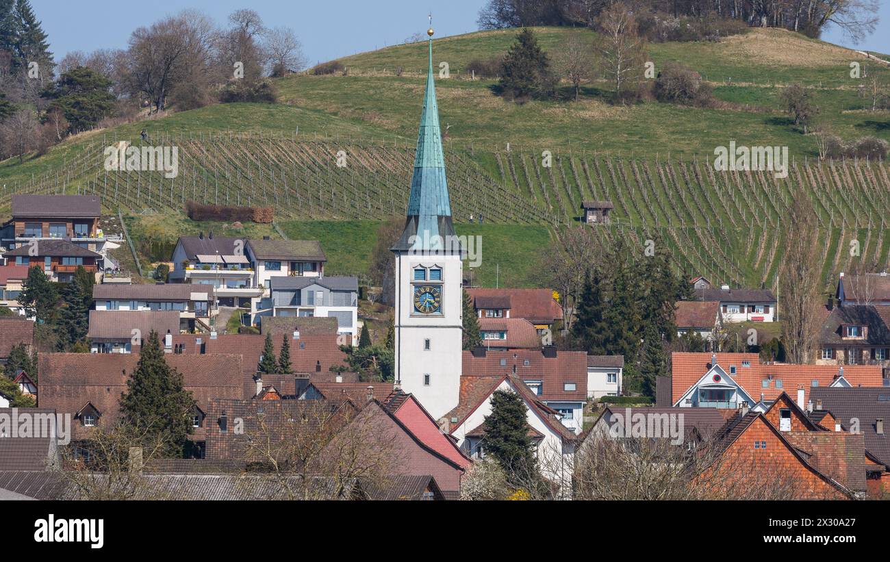Rafz, Schweiz - 27. März 2022 : Blick auf die Zürcher Unterland Gemeinde Rafz, welche unmittelbar an der Grenze zu Deutschland liegt. Banque D'Images